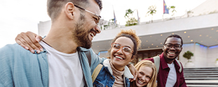Imagem de um grupo de alunos sorrindo